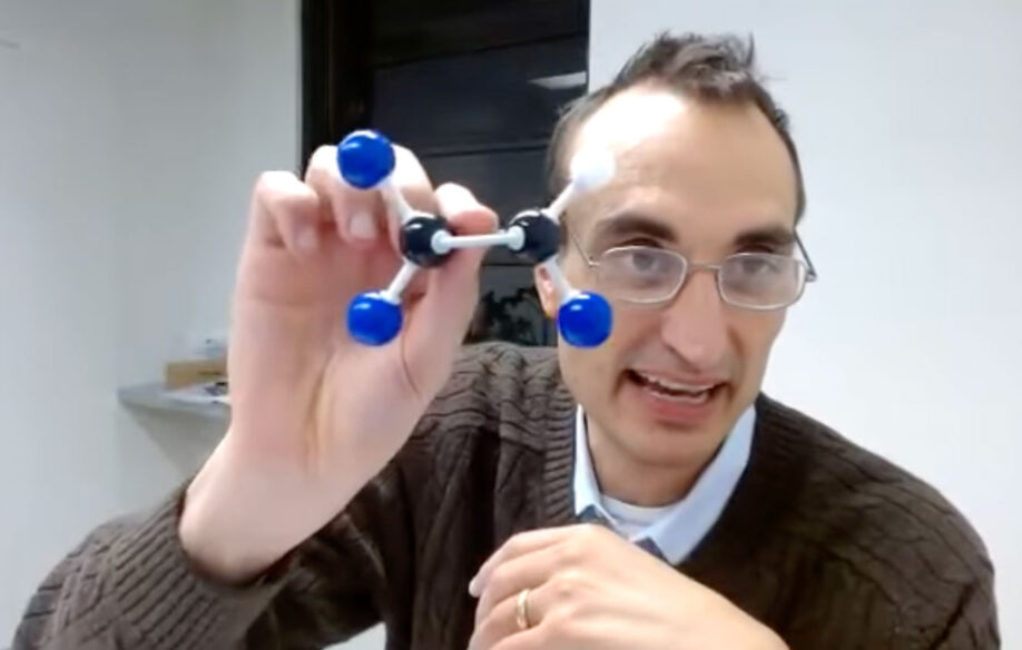 Dr. Ray Dorsey sosteniendo modelo molecular